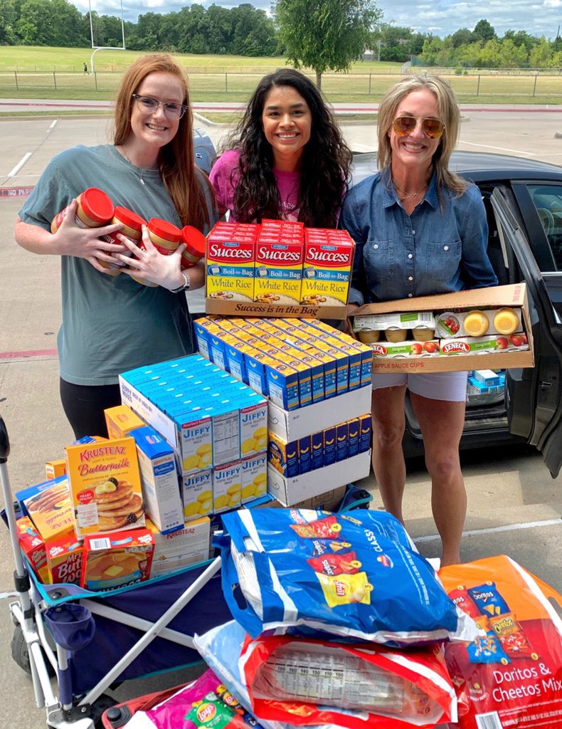 MissionMoms1's tweet photo. Week 8 Mobile Meals:
What a night of donations ... THANK YOU to all! I’m very grateful He sent surprise helpers to unload, sort &amp; organize for tomorrow’s grocery deliveries to over 1500 local children! 
One community with a huge heart ... ❤️🇺🇸💙 https://t.co/IRFJ6CbqBY