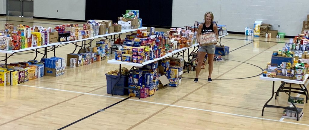 MissionMoms1's tweet photo. Week 8 Mobile Meals:
What a night of donations ... THANK YOU to all! I’m very grateful He sent surprise helpers to unload, sort &amp; organize for tomorrow’s grocery deliveries to over 1500 local children! 
One community with a huge heart ... ❤️🇺🇸💙 https://t.co/IRFJ6CbqBY