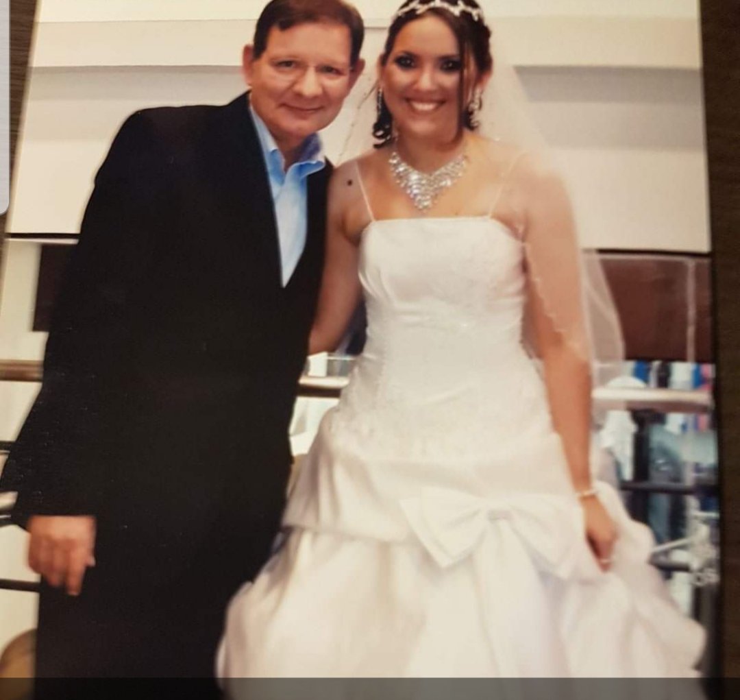 680carlos's tweet photo. Viernes de recuerdos. Mi novia que  no fue. Septiembre de 2014. Shopping Villa Morra. Se me acerca esta joven  Justo a mi que le tengo pánico al matrimonio. En realidad solo quería una foto. No me a animé  a preguntarle porqué esa cábala con un solteron la noche que se casaba. https://t.co/Ypnl11yXaY