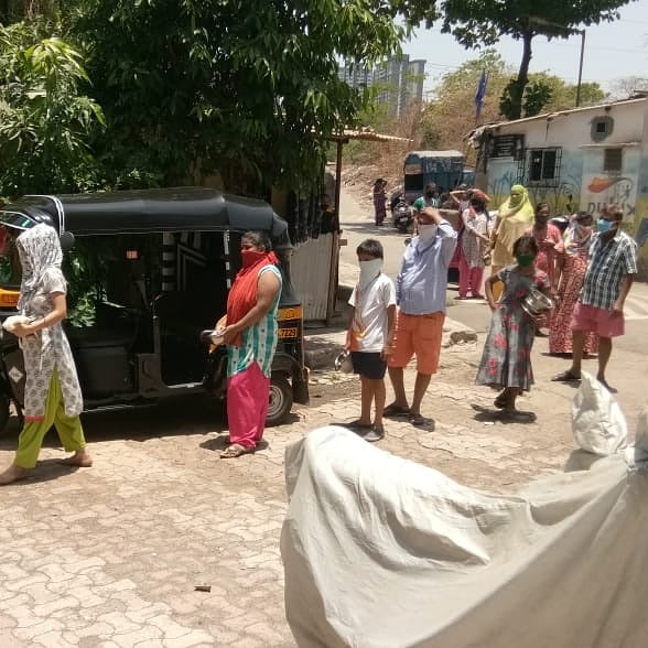 sssso_mah_goa's tweet photo. Sairam
#ThaneSamithi, 8.5.2020, served Mix Dal Rice-750 person #kokanepada, #jankdevinagar #surendercompound, #dinner, Dal rice Soyabean-480 persons @ #sainathnagar #dongripada #kapurbawdi, with help of local authorities, tea70 cups,70 waterbottles to Police on duty
#SSSSOIndia https://t.co/qJ4hQ7jxMS