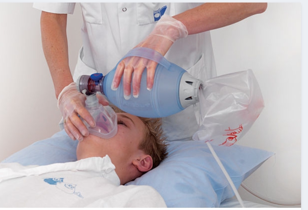 alejandramatus's tweet photo. Personal técnico ha sido informado que, como se ha agotado capacidad de ventilación mecánica, tendrán que  "ambusear" pacientes (Ver foto). "Esto lo hacemos mucho en invierno, pero con COVID y sin equipo de protección adecuada (a nosotros no nos dan N95) da pavor", dice una tens. https://t.co/aV4KeKVqz1
