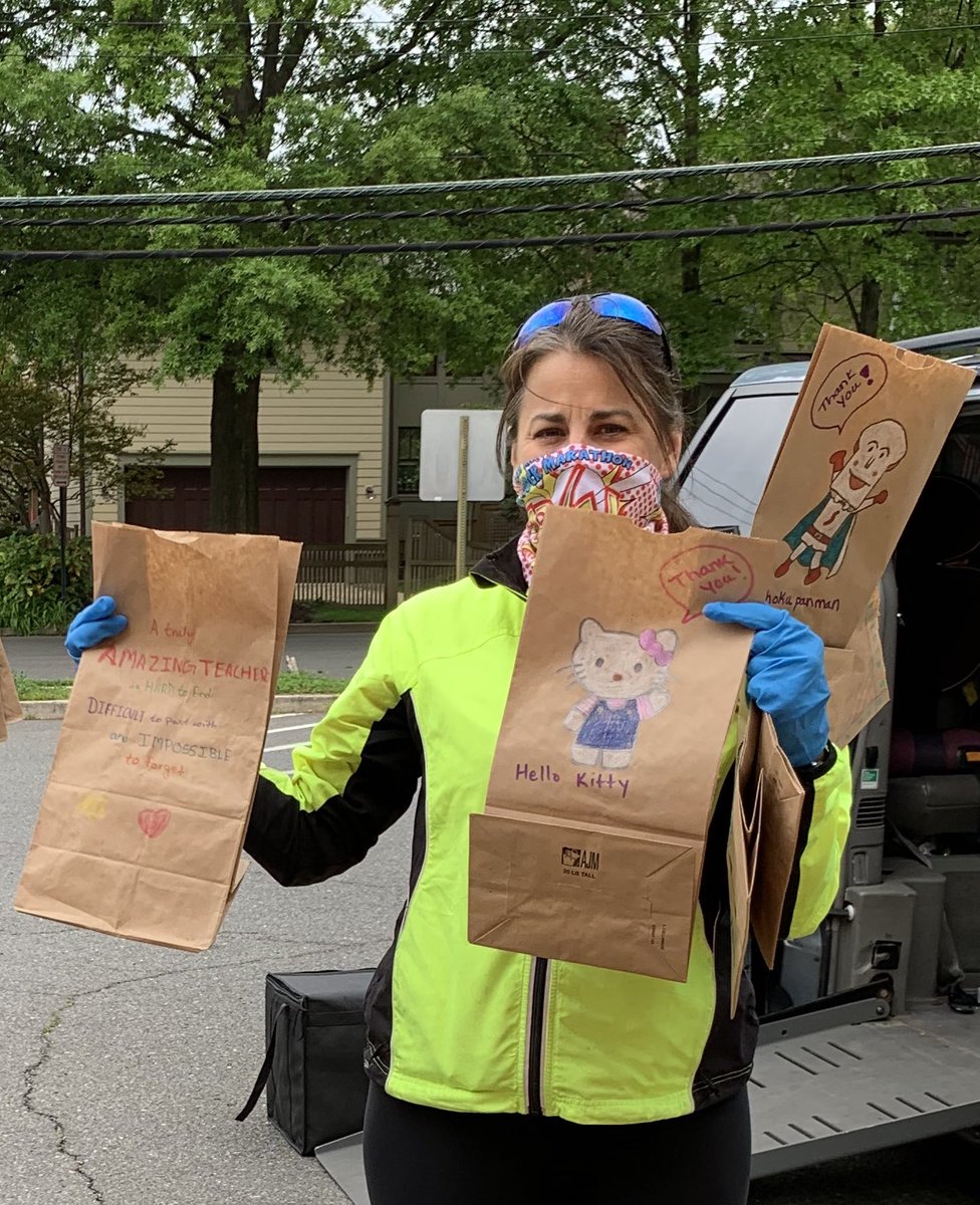 KeyPta's tweet photo. Cookies and #happybags from @BayouBakery help us thank our fantastic teachers and staff! ¡Galletas de Bayou Bakery y #happybags para nuestros maestros! #ThankAPSTeachers @KeySchoolAPS #somoskey https://t.co/I8yt5Mz3bW