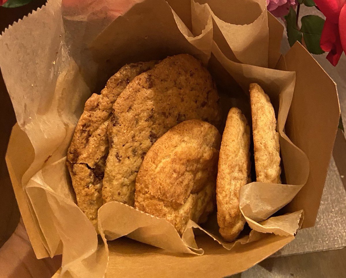 KeyPta's tweet photo. Cookies and #happybags from @BayouBakery help us thank our fantastic teachers and staff! ¡Galletas de Bayou Bakery y #happybags para nuestros maestros! #ThankAPSTeachers @KeySchoolAPS #somoskey https://t.co/I8yt5Mz3bW