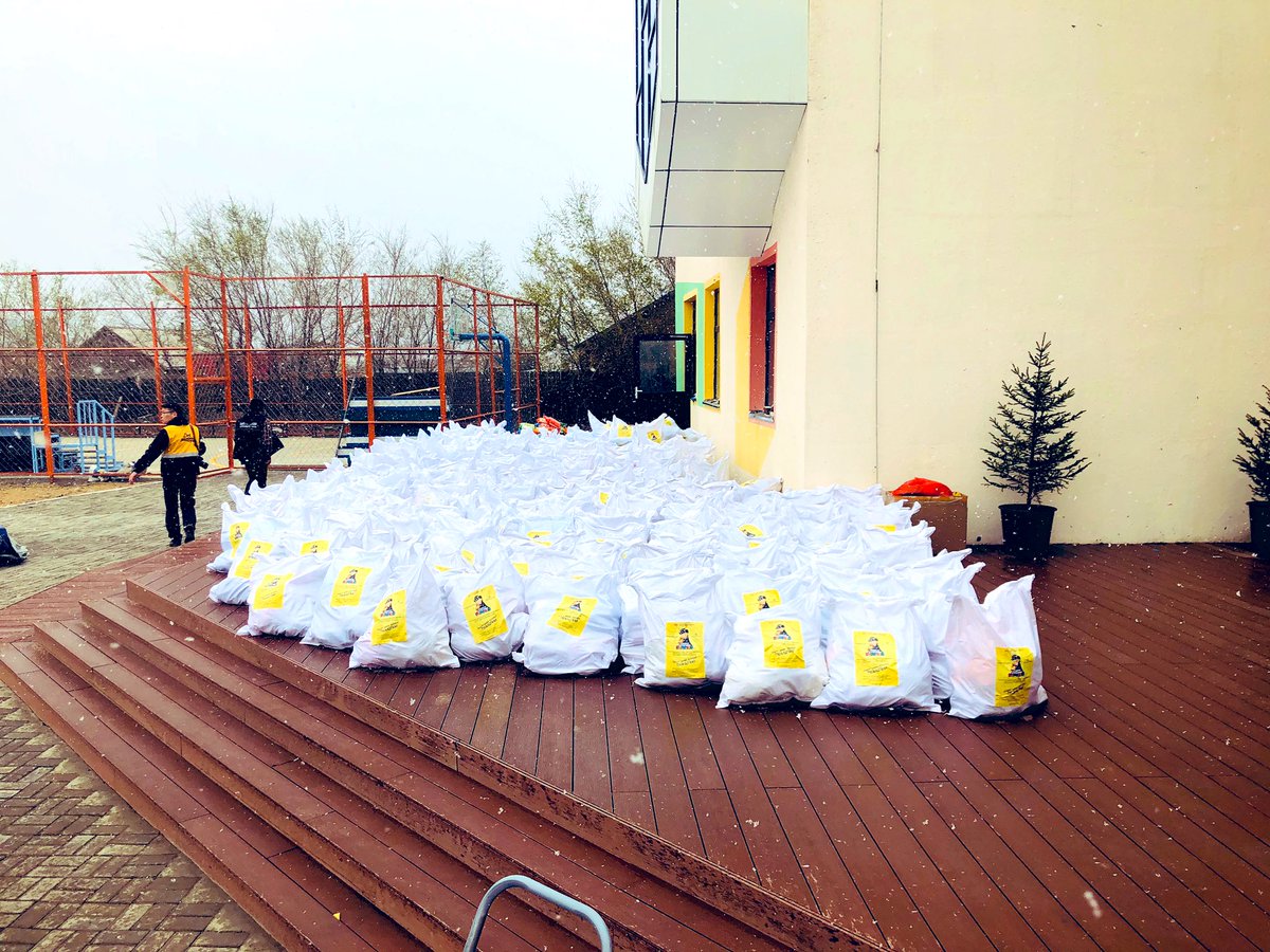 За байж л байна уу таанууд?Бүгдэд нь өглөөний мэнд!
#Лантуухүүгийн_богц аяны түгээлт эхэлж байна. #Nissan_PatrolY60 club-ийн хамт олон бөөндөө ирээд эхний түгээлтэнд гарч бна.Сайн дураараа энэхүү үйлсэд гар бие оролцож яваа бүх сайхан сэтгэлт хүмүүст баярлалаа
#Хүүхэд_бүхэн_инээг