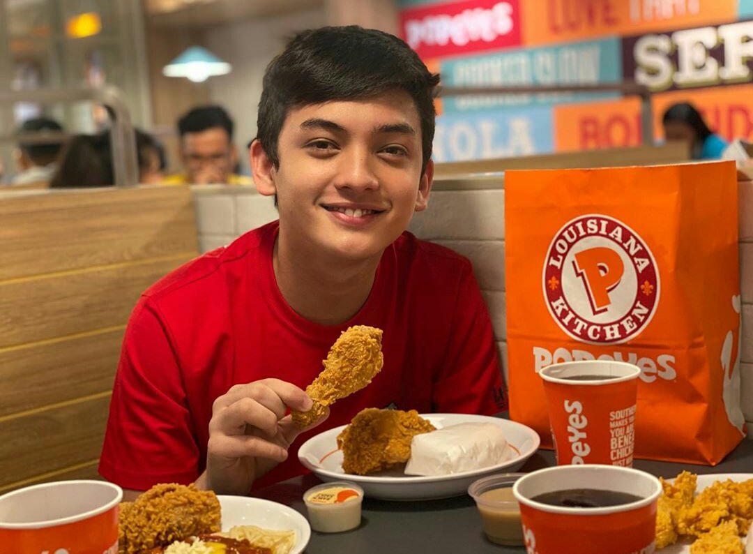 KapamilyaStars1's tweet photo. Day 3 : Idol eating 
#Karseth #KarinaBautista #SethFedelin @MissKareee @imsethfedelin https://t.co/hUz5qCcOgH