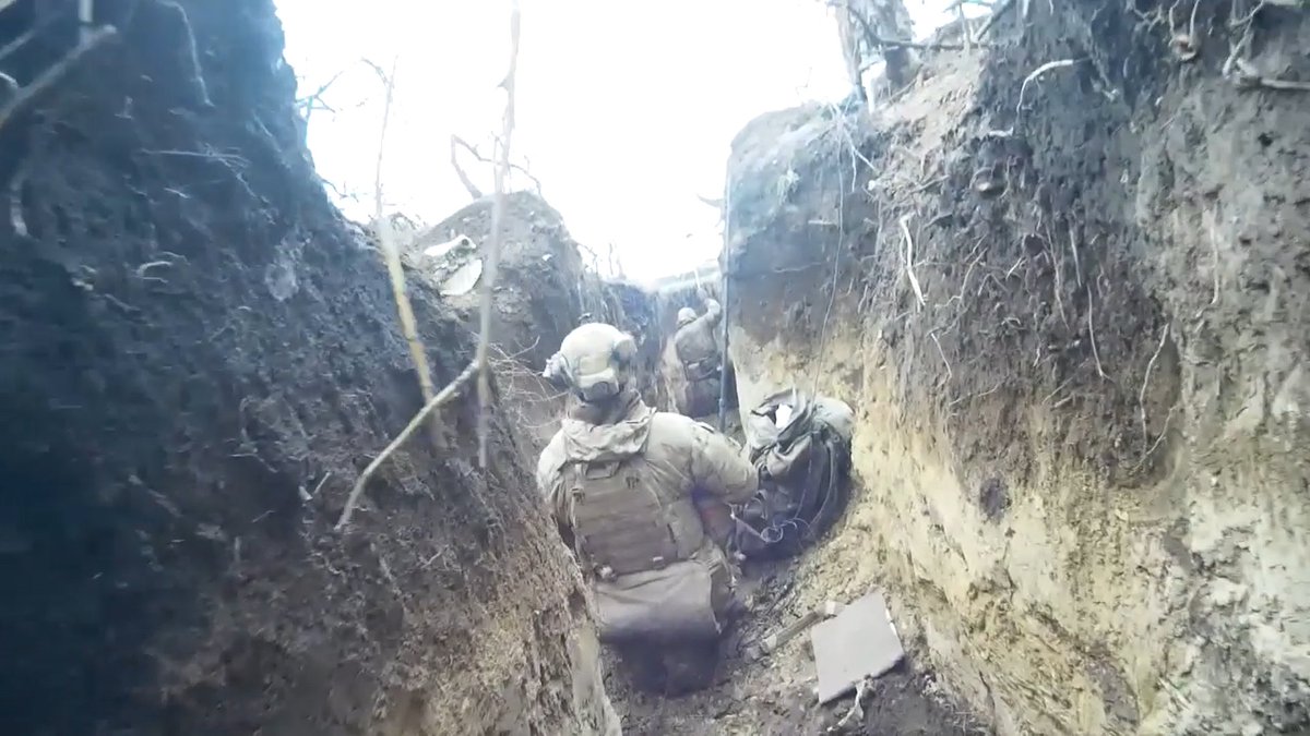 Also interesting to see the use of remote controlled cameras/optics and periscopes while in the trenches along the front line. 13/