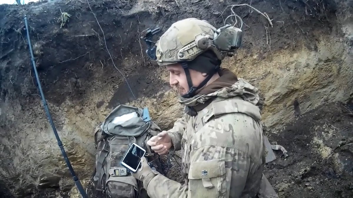 Also interesting to see the use of remote controlled cameras/optics and periscopes while in the trenches along the front line. 13/