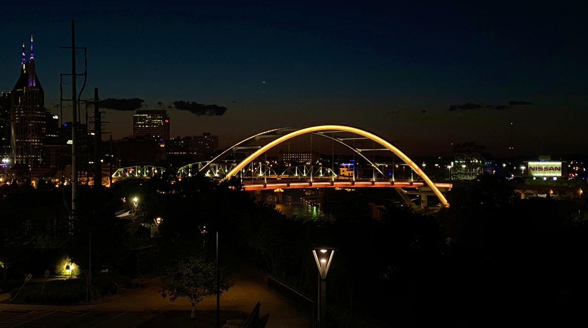 JohnCooper4Nash's tweet photo. The Korean War Veterans Memorial Bridge is illuminated black and gold for @VanderbiltU’s Class of 2020. To all students graduating during this unprecedented time, please know you have proven your incredible abilities over the course of your studies and your future is bright! https://t.co/UlqSVpx4qu