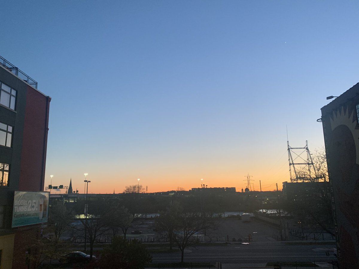 ellenbacca's tweet photo. It’s 9:30p, the skies have gone mostly clear and our temp has already fallen to 34°
:( #GoodLuckPlants https://t.co/gHx64f3khJ