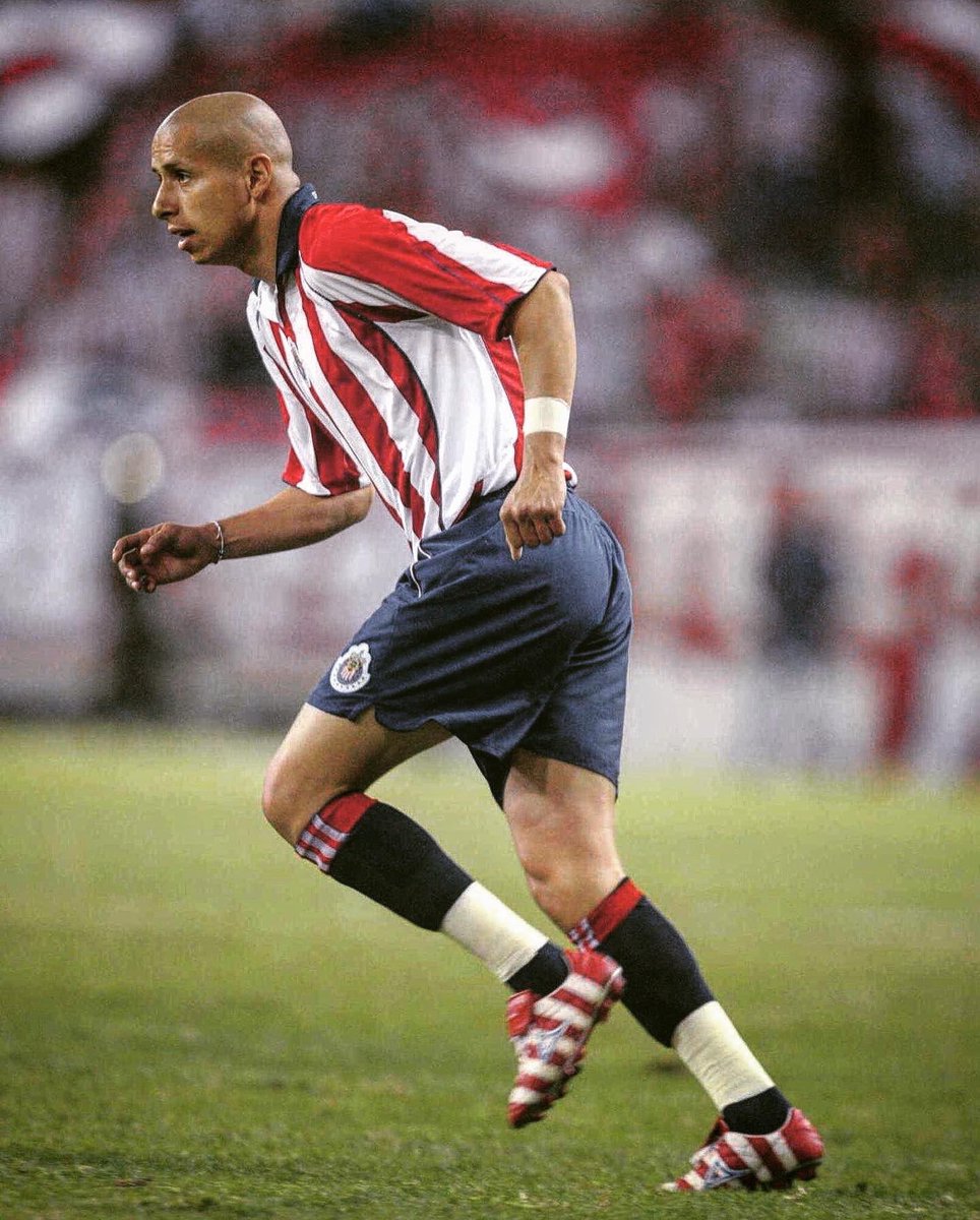 Historia_Chivas's tweet photo. 📸 #114DeChivas 🥳🎉
1️⃣0️⃣0️⃣ Adolfo “Bofo” Bautista 🏆🐐🇫🇷 @bofo_100_
#HC2020 | #Chivas | #CHIVAFEST | #HistoriaSagrada | #RebañoSagrado | #ChivasDeGuadalajara https://t.co/Y3hF6E9yjf