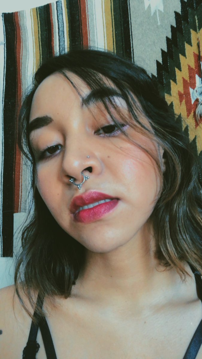 abrilili_'s tweet photo. Yo: me voy a pintar poquito para verme bonita un día de la cuarentena 

Mi ma: ay te ves rara, ya me acostumbre a verte toda chamagosa https://t.co/qFoqXsyg0k