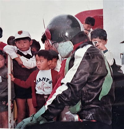 Taka G I No Twitter 初めて見た写真です どういう状況なのか知りませんが実物の撮影用スーツですね 顎の色が面白いです 上着が ベルトの外に出てしまってるのでアクションの後だと思います 仮面ライダー