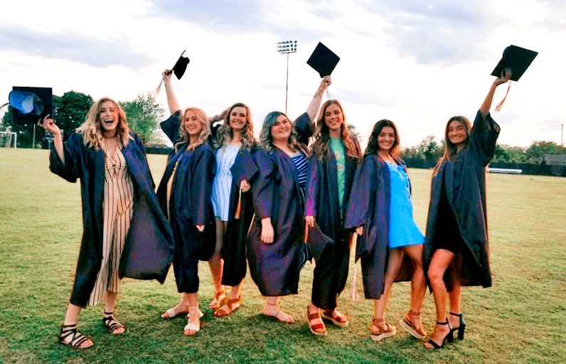 bradeewilz's tweet photo. my besties and me did it👩🏼‍🎓🤩 i’m so proud of you all and can’t wait to see what you guys do, i love you all💓 https://t.co/xHE7o0il7b
