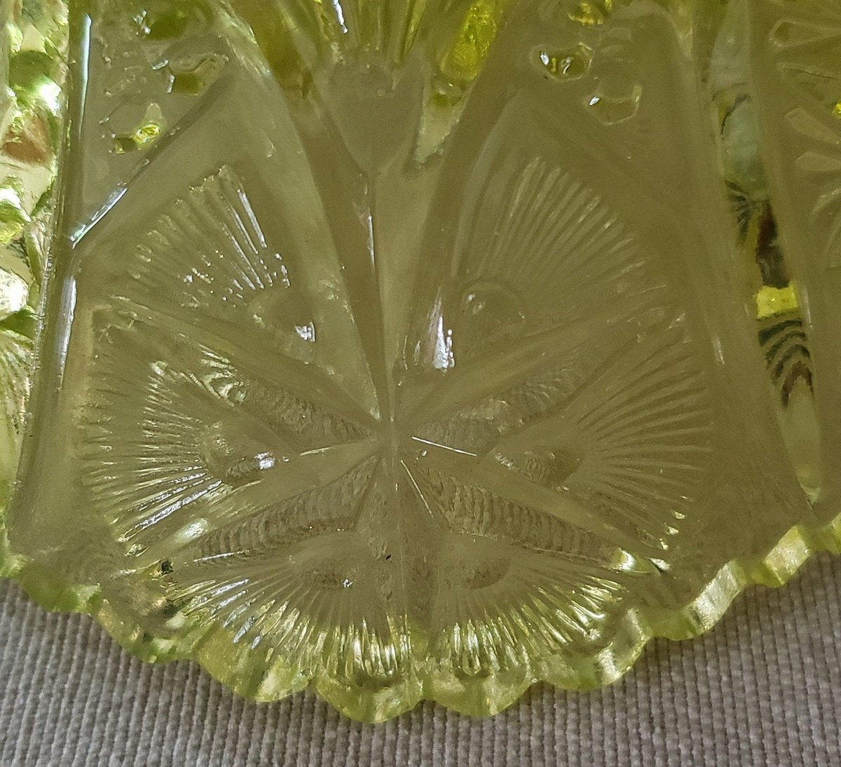 atticesoterica's tweet photo. Vintage Dessert Berry Finger Bowl Rare Unusual Neon Yellow Set of 5 Retro Pressed Glass Star Scalloped Edge Carnival Glass Snowflake Pattern https://t.co/GzJ2oJcJQy #Vintage #AtticEsoterica #Etsy #Collectibles #Antiques #SetOf5 https://t.co/mHxdEItXHT
