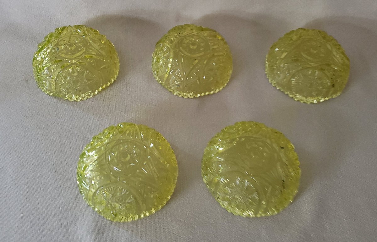 atticesoterica's tweet photo. Vintage Dessert Berry Finger Bowl Rare Unusual Neon Yellow Set of 5 Retro Pressed Glass Star Scalloped Edge Carnival Glass Snowflake Pattern https://t.co/GzJ2oJcJQy #Vintage #AtticEsoterica #Etsy #Collectibles #Antiques #SetOf5 https://t.co/mHxdEItXHT