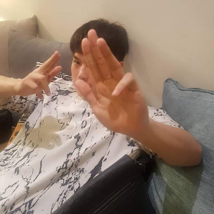 Tay_RIOcool's tweet photo. @bbrightvc If you keep making Tine cry, I'll hit you by my Kungfu, Saraleo 🤛 https://t.co/jLXwlpIkQf