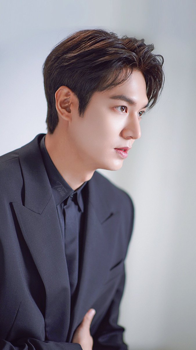 Tina139301974's tweet photo. #TheKingEternalMonarch 
#LeeMinHo #イミンホ #이민호 #李敏镐 @ActorLeeMinHo 👑👑👑 https://t.co/VYvV4ASNka