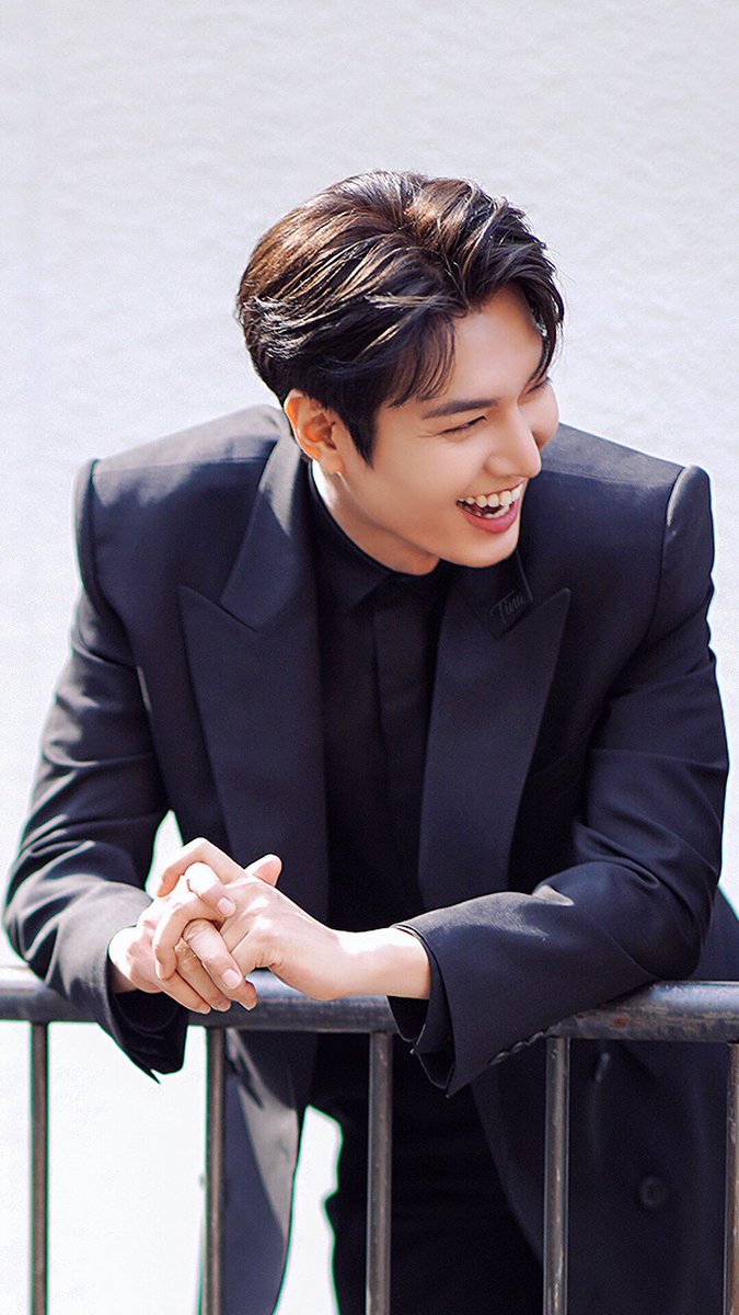 Tina139301974's tweet photo. #TheKingEternalMonarch 
#LeeMinHo #イミンホ #이민호 #李敏镐 @ActorLeeMinHo 👑👑👑 https://t.co/VYvV4ASNka