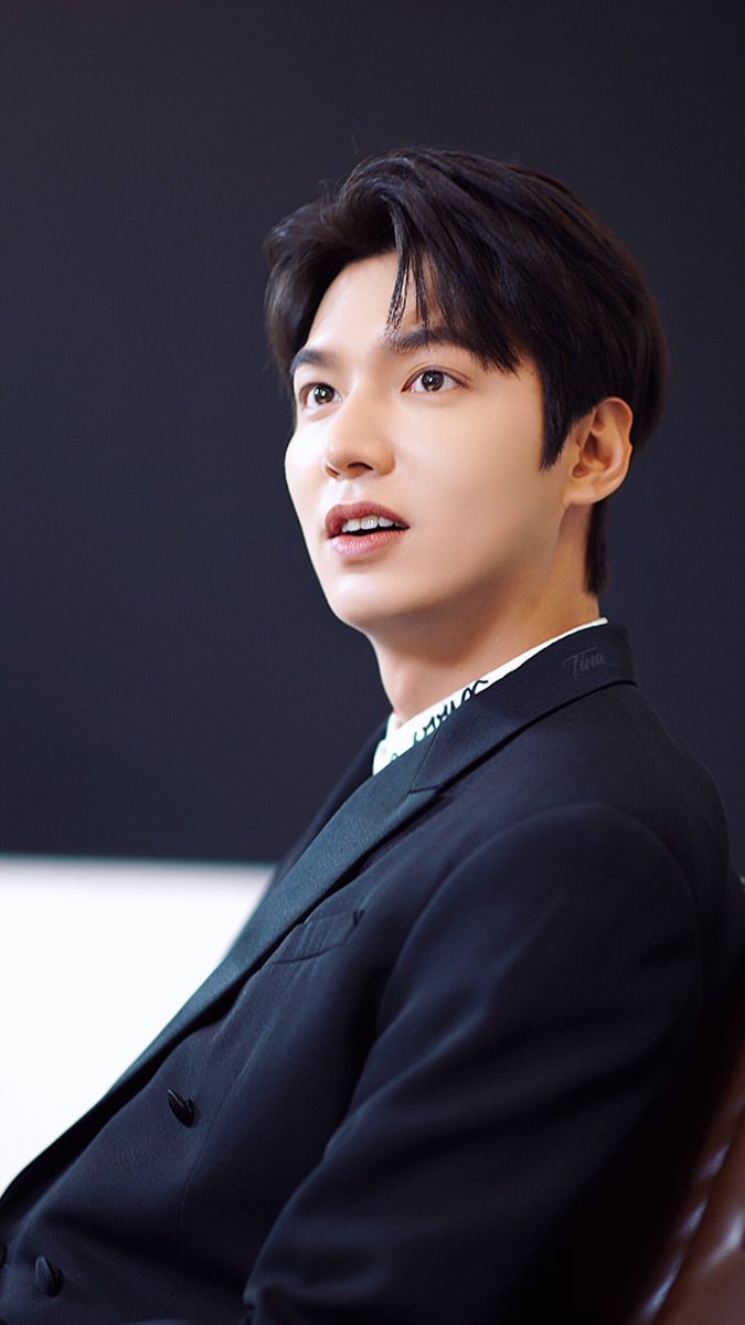Tina139301974's tweet photo. #TheKingEternalMonarch 
#LeeMinHo #イミンホ #이민호 #李敏镐 @ActorLeeMinHo 👑👑👑 https://t.co/VYvV4ASNka
