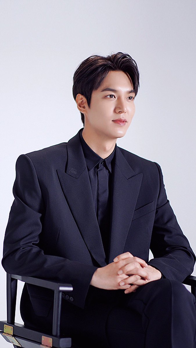 Tina139301974's tweet photo. #TheKingEternalMonarch 
#LeeMinHo #イミンホ #이민호 #李敏镐 @ActorLeeMinHo 👑👑👑 https://t.co/VYvV4ASNka