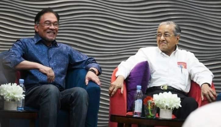 callmedatinseri's tweet photo. Dengan kerjasama antara rakyat dan kerajaan, Malaysia mungkin mampu tangani wabak coronavirus.

Tapi wabak dua orang ni yang tak habis-habis nak rampas kuasa, entahlah, saya tak cukup konfiden kita boleh berjaya. https://t.co/6NPDSvXXWx