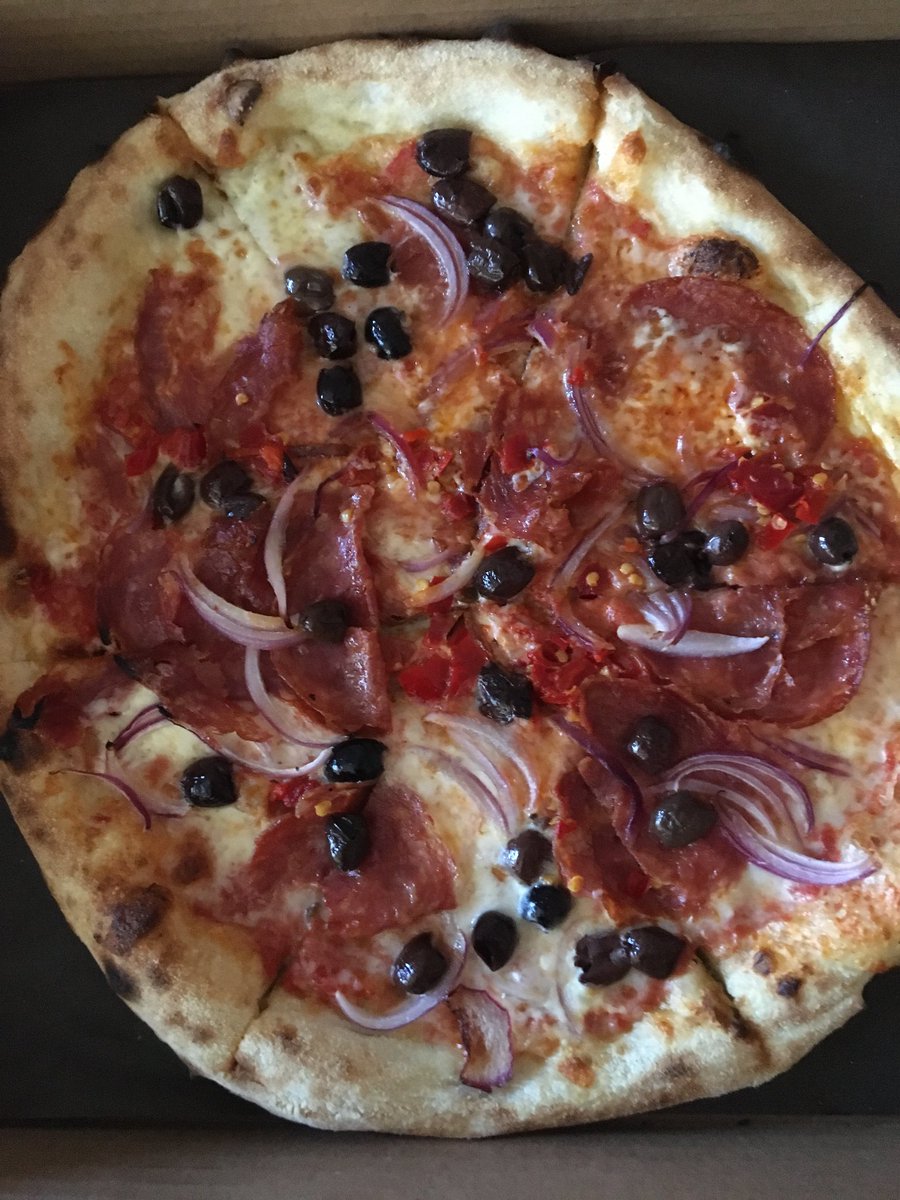 lovetoeatndrink's tweet photo. #fritomisto #pizza from Nodo in ⁦@LeslievilleBIA⁩ cheers 🥂 https://t.co/zwMRhhavhD
