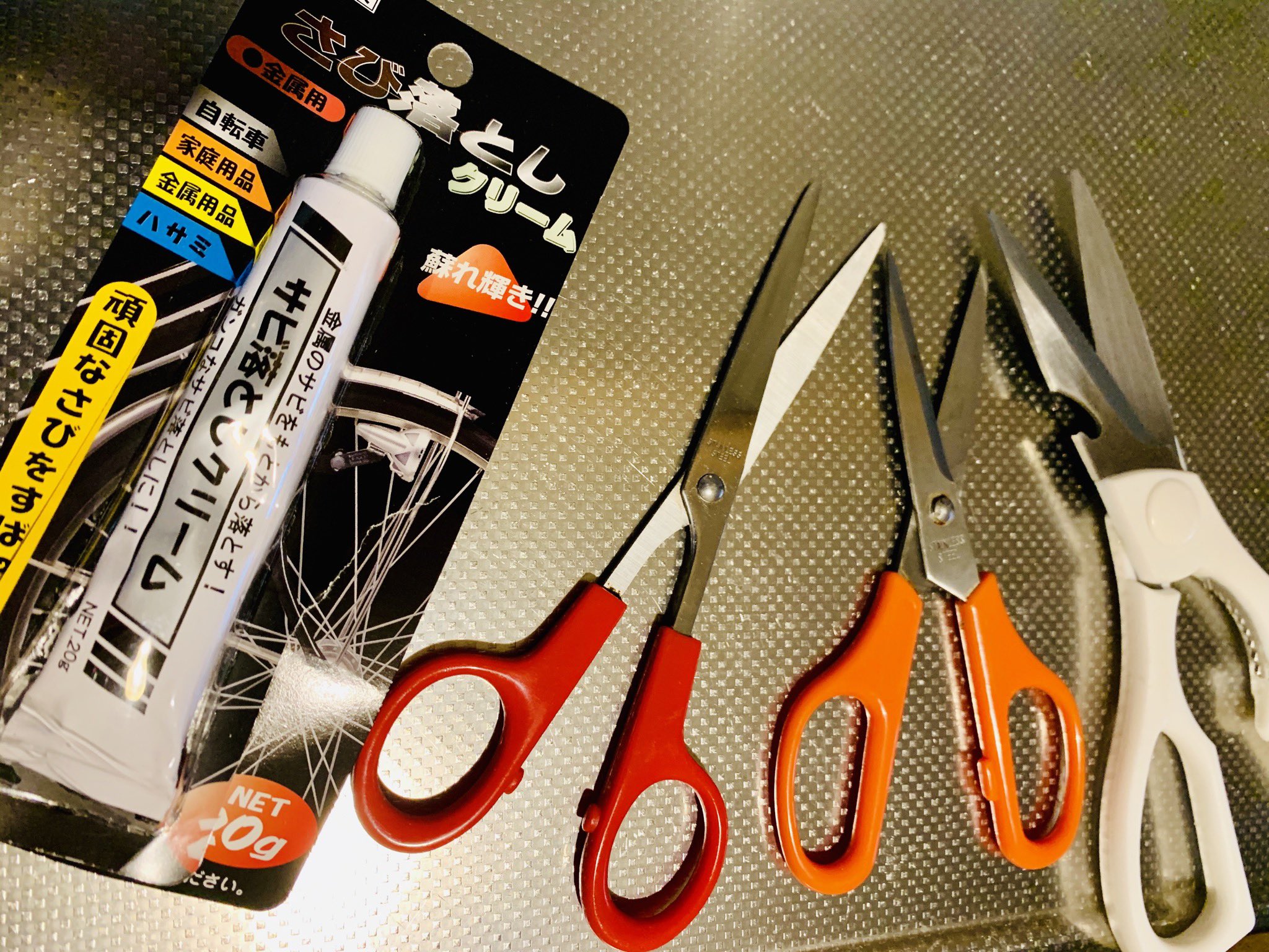 かんこ マスクを作ってると マスキングテープや両面テープが付いてハサミがベタベタするし サビもある さび落としクリームとやらで 取ってみました おお 少しキレイになった 切れ味は 研がなきゃ無理ですなぁ かんこ マスクを作ってると マスキングテープや両面テープが付いてハサミがベタベタするし サビもある さび落としクリームとやらで 取ってみました おお 少しキレイになった 切れ味は 研がなきゃ無理ですなぁ