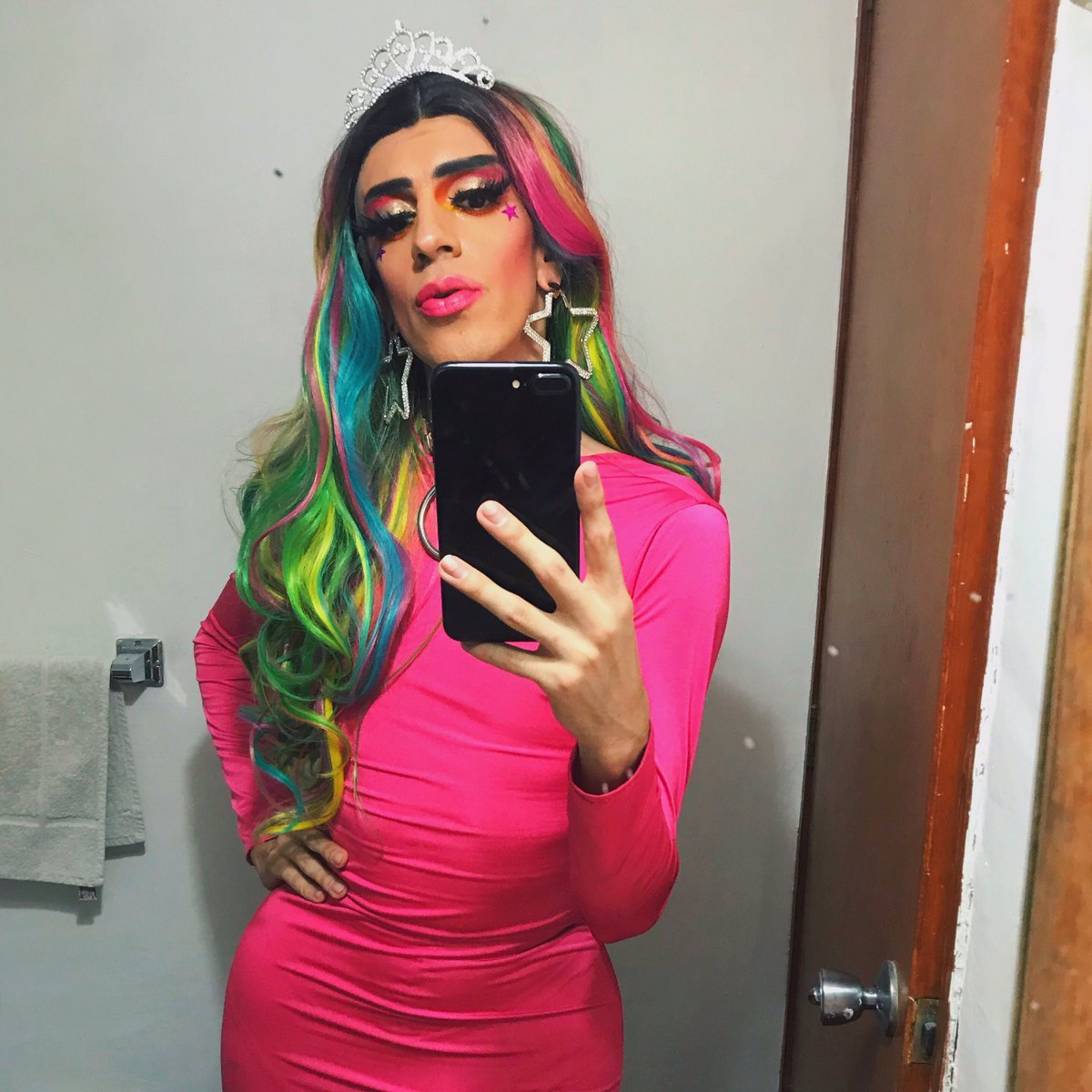 XuxuZtar's tweet photo. Cuando dije que quería ser una princesa 👑💖 no me refería a vivir encerrada como la perra de Rapunzel 🏰🚫 #QuarantinePrincess https://t.co/YWuFegZMQY