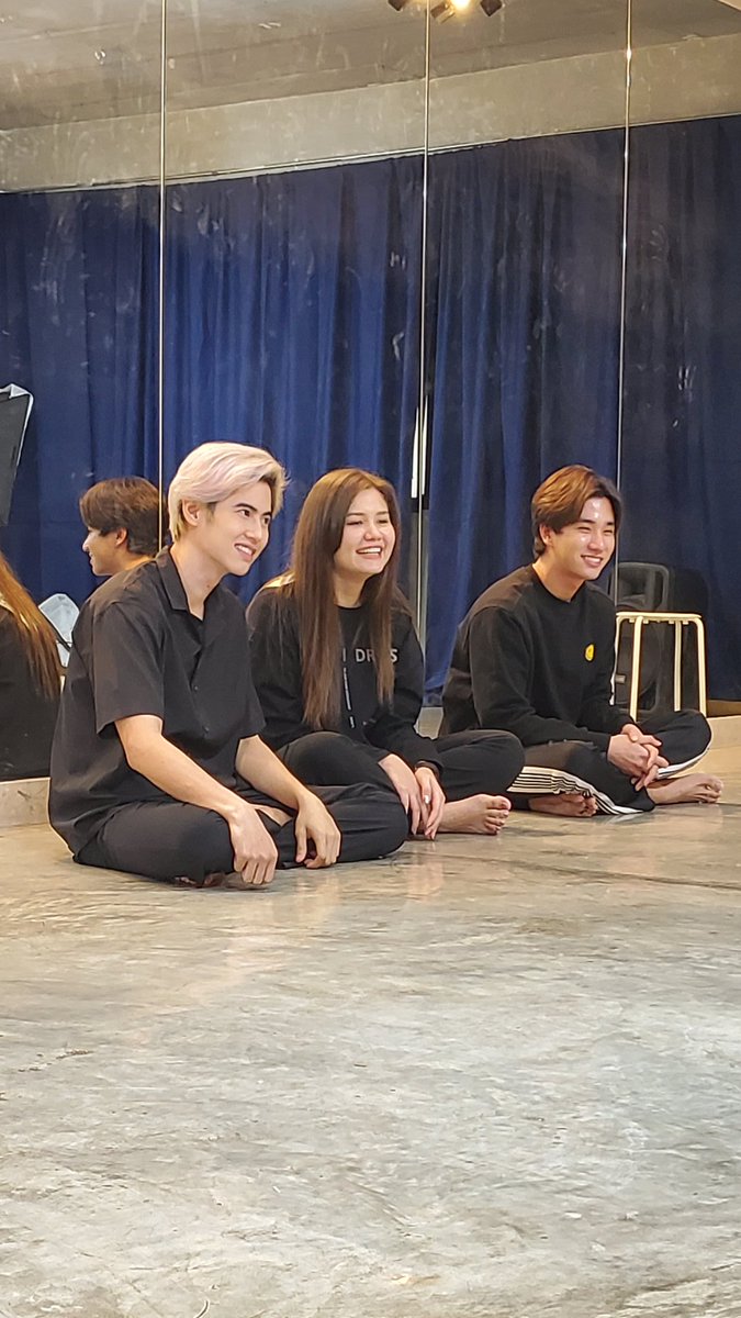 Gonghive24's tweet photo. This friendship is so adorable 😊 #lbc2workshopday2 @perthppe @yacht_surat @sammysammauy https://t.co/CXKf65JFbB