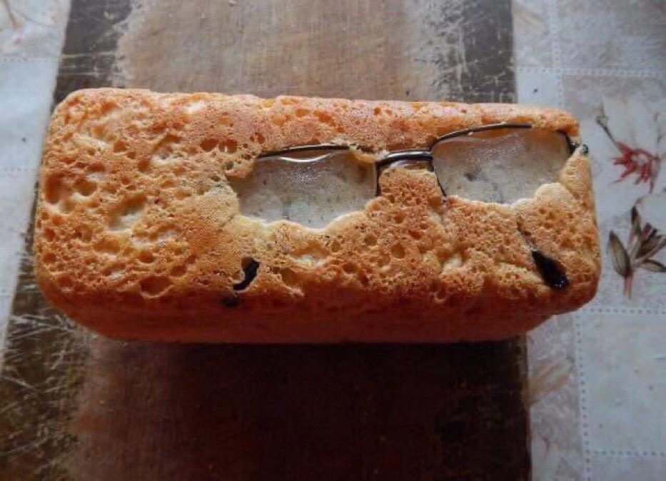 sololorenzoJ's tweet photo. Mia nonna ha perso gli occhiali mentre preparava il banana bread, stava incolpando tutti in casa... https://t.co/VeEPnR7WEx