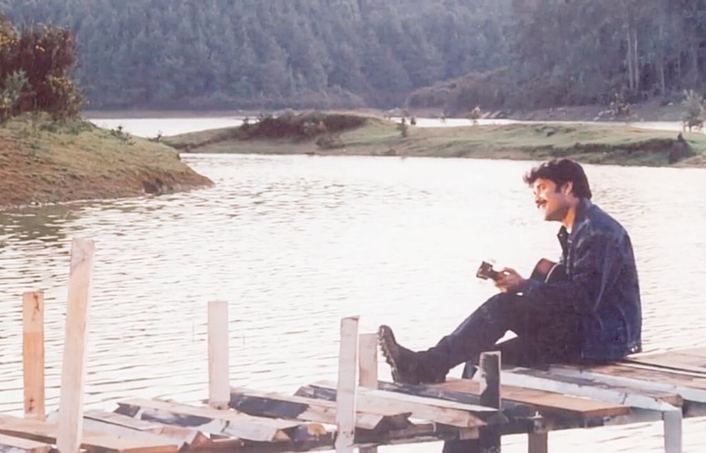 Autonagar_Chay's tweet image. Mental ekkindi e still chusaka. 
#18YearsForBBSanthosham