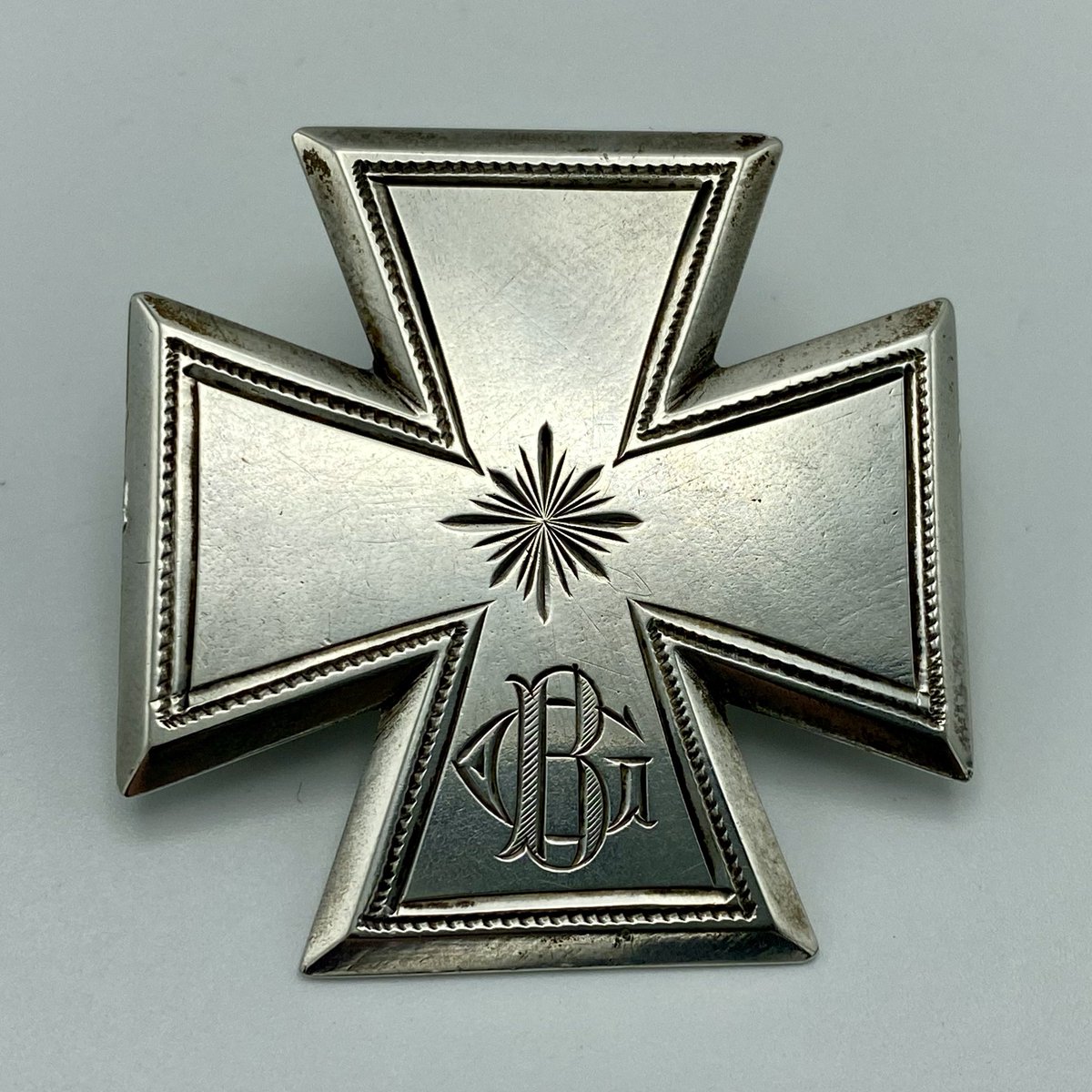 broschmuseet's tweet photo. Denna broschen är ju lite spännande!  Undrar om det är en gamma brosch från Göteborg ”barnavård/barnsjukhus” ? Någon som vet! Den är i silver och har inskriven bak på broschen år 1921 22/6 och ägaren Frida #GB @sahlgrenska @Swenurse_Kansli #Brosch @vardforbundet https://t.co/mnSF93mQan