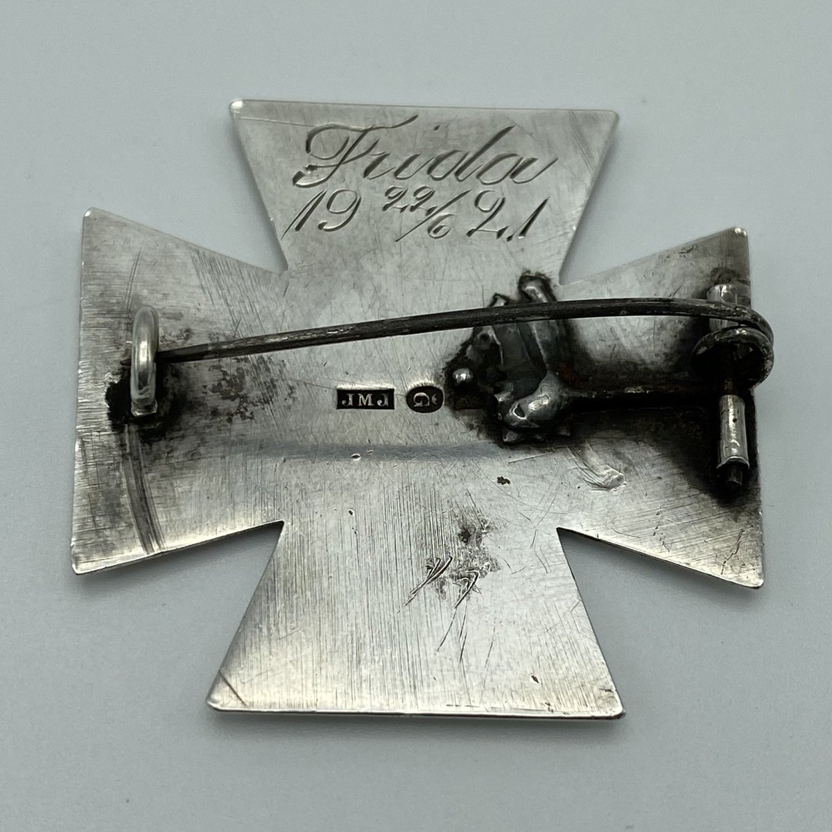 Denna broschen är ju lite spännande!  Undrar om det är en gamma brosch från Göteborg ”barnavård/barnsjukhus” ? Någon som vet! Den är i silver och har inskriven bak på broschen år 1921 22/6 och ägaren Frida #GB <a href="/sahlgrenska/">Sahlgrenska Universitetssjukhuset</a> <a href="/Swenurse_Kansli/">swenurse</a> #Brosch <a href="/vardforbundet/">Vårdförbundet</a>