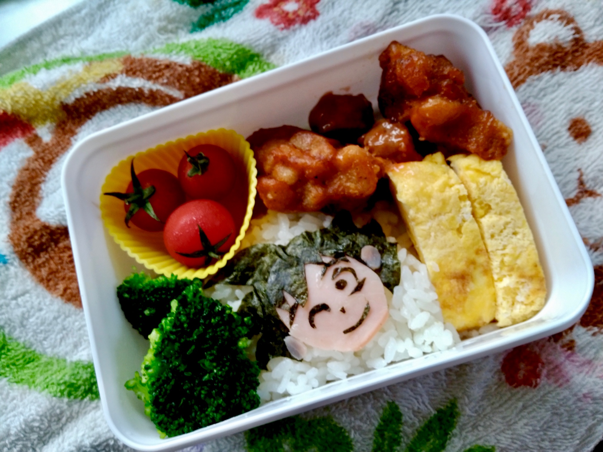 しゅうこ 今日は悟空の日と言うことで 昨日無茶ぶりされた悟空のキャラ弁笑笑 そして家の親の結婚記念日 悟空の日に入籍した夫婦の子供は立派なドラゴンボール好きに育ちましたとさ めでたしめでたし 悟空の日 お弁当 T Co