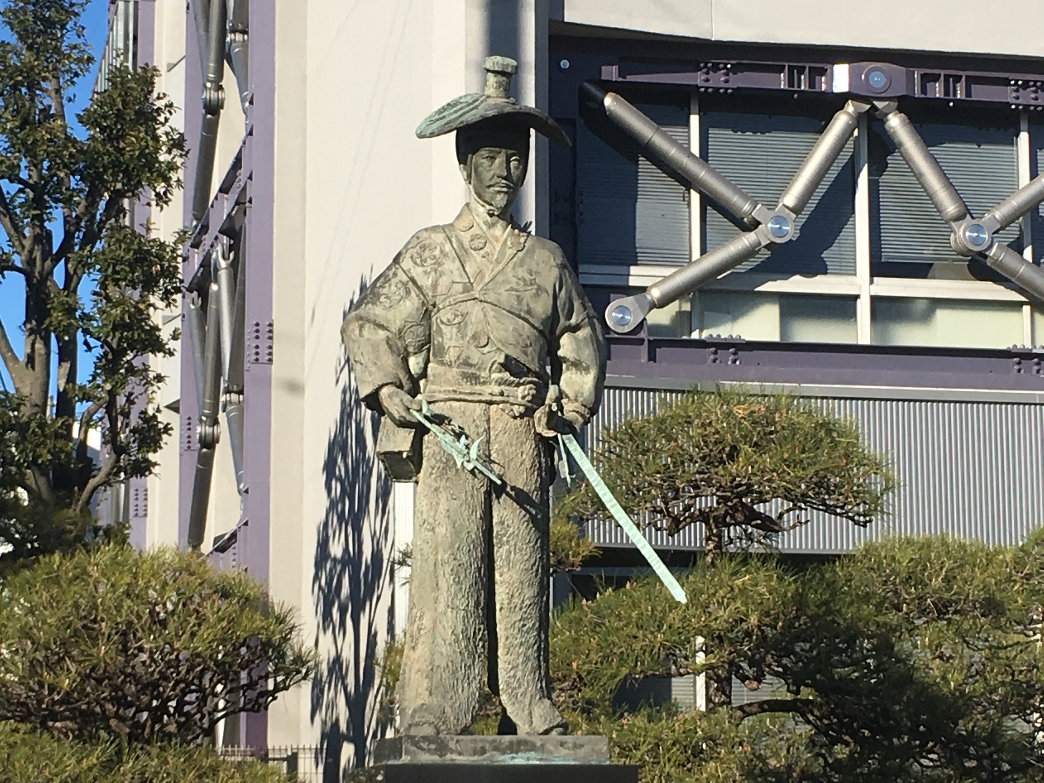 かわさんぽ 川越街道 かつての川越城の大手門近く 川越市役所近くの太田道灌の像 川越城の築城者と言い伝えられる人物 室町時代の武将の像ですが 先端が二股になっている矢など リアルな感じがします ちゃらぽこtwitter散歩会 T Co