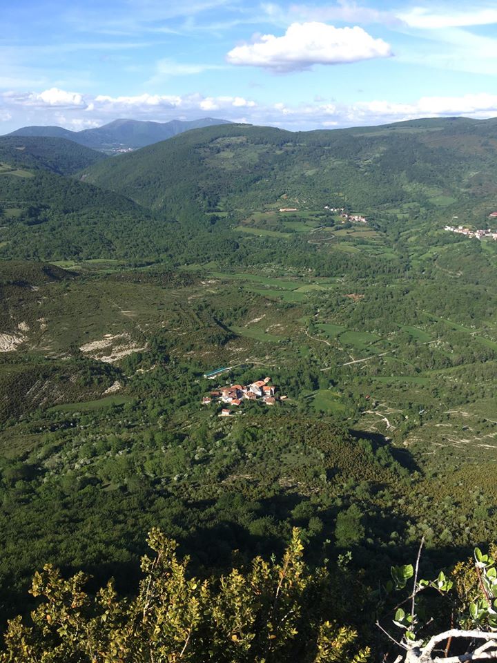 elutseder's tweet photo. Desde lo alto de las peñas de Aintzioa: Artzibar
¡qué hermoso!
Aintzioako haitz gainetik: Artzibar
hau ederra!
#CasaMonaut
#iratiorreaga #aintzioa #erroibar #artzibar
https://t.co/CHbck7P9ss https://t.co/zcRwx2hbIY