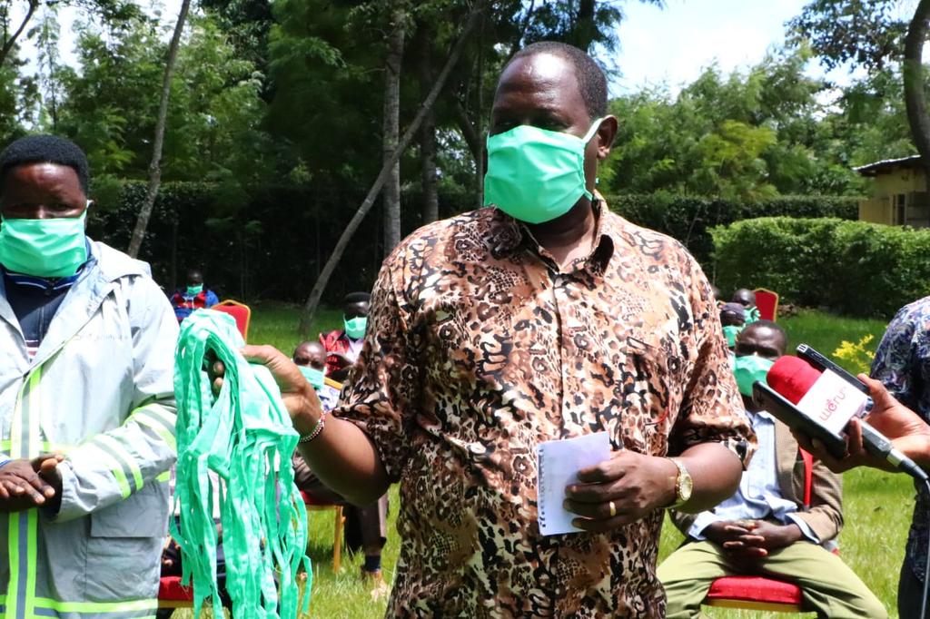 Dr_JohnMutunga's tweet photo. After consulting the GoK through the Kenya Pipeline company, I was able to secure some more 30 jerricans of sanitizer to be used for replenishing for the concerned group after use through my office. The sanitizers were issued to the chairpersons of the various market associations https://t.co/a65WJXhyiR