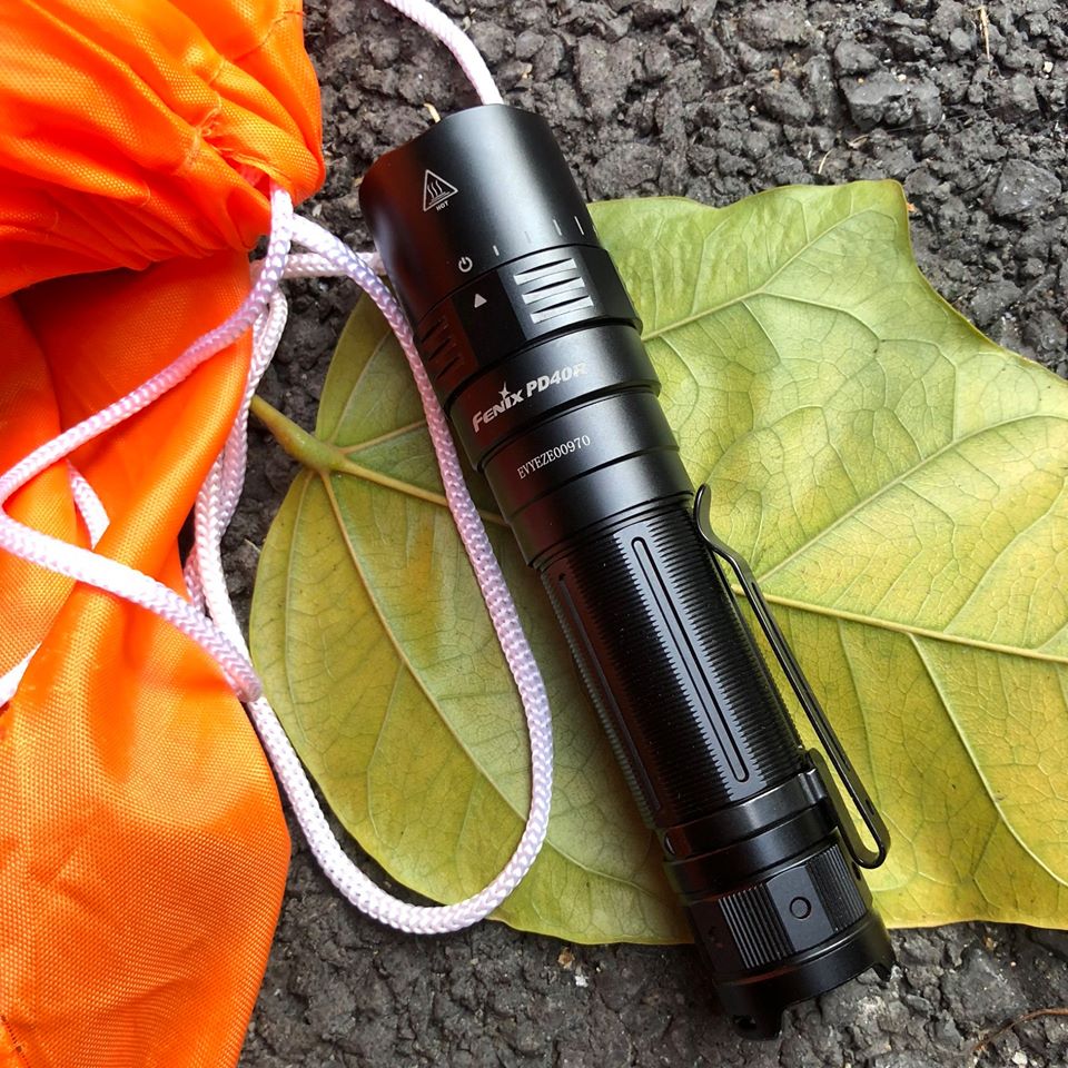 FenixLinternas's tweet photo. Por qué necesitamos linternas? Nos ayudan a liderar nuestro camino por delante, encontrando cosas importantes a iluminar en la oscuridad y además son útiles para la vida cotidiana. #Fenix: #PD40R-V2.0 cuenta con interruptor rotativo y máximo 3000 lúmenes. https://t.co/dbm4wo5wJ7 https://t.co/UJ6WNWQhJB