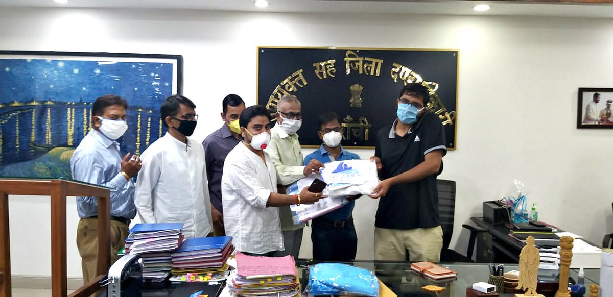 mukeshkr1001's tweet photo. Civil Society' evam A.N Club ke dwara aaj  Ranchi D.C'  Rai Mahimapat Ray ko 101* PPE KIT &amp; Face Shileds'  hamare CORONA WARRIORS @ Doctors &amp; Nursing Staffs ke liye Uplabdh karaya. 🙏 @DC_Ranchi
@ShatruganSinha @HemantSorenJMM  @SubodhKantSahai @BannaGupta76 https://t.co/jAYml59bxn