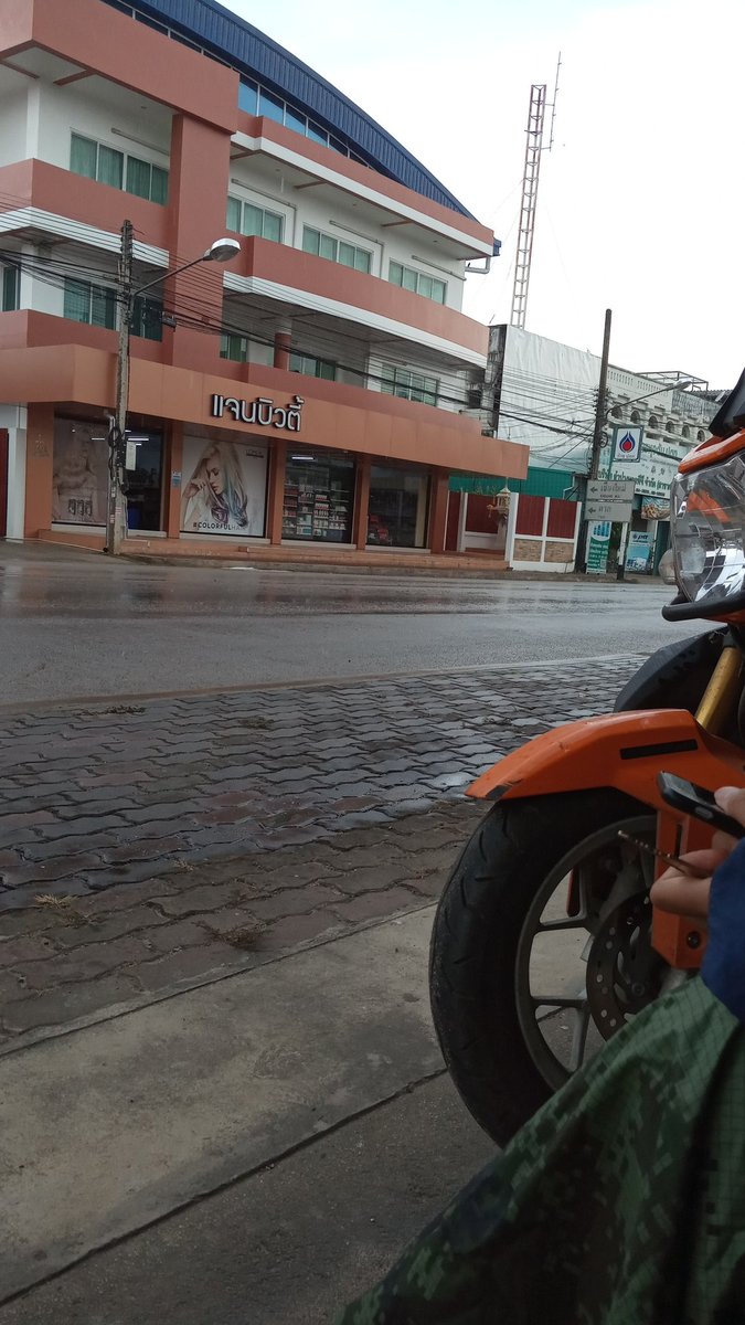 projectbvc's tweet photo. ออกมาถ่ายรูปแต่ฝนตก อืมครับ https://t.co/6LNsnYiPEB