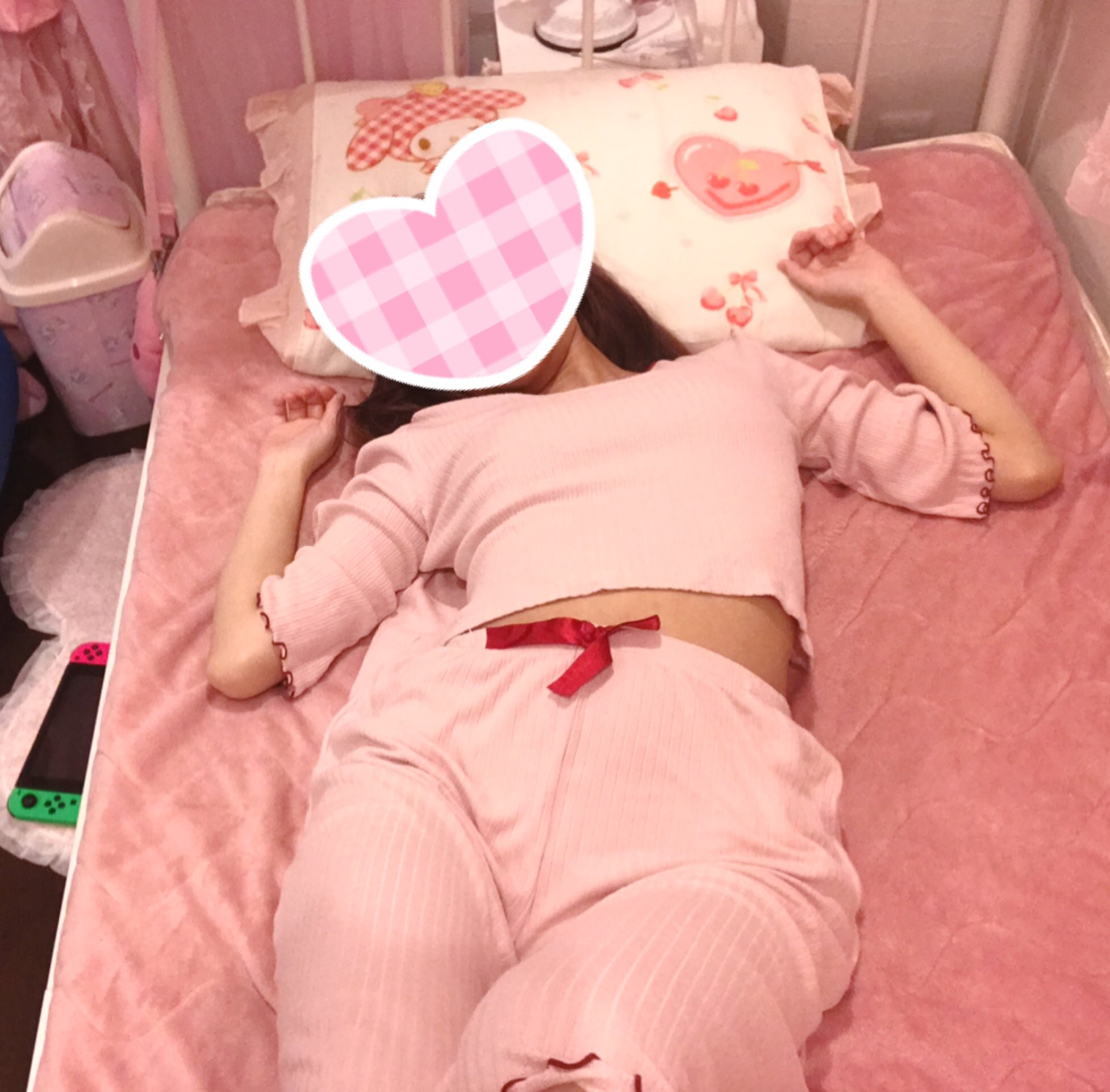 作画資料 るちかポーズ على تويتر 今日のポーズ パジャマで寝転ぶポーズ 2種 るちかポーズ