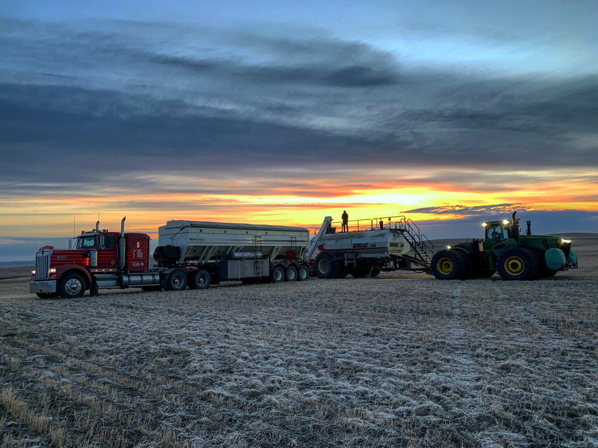 Beauty of a sunrise filling the drill yesterday morning ☀️🌱 #perksofthenightshift #plant2020 #saskskies #agmorethanever