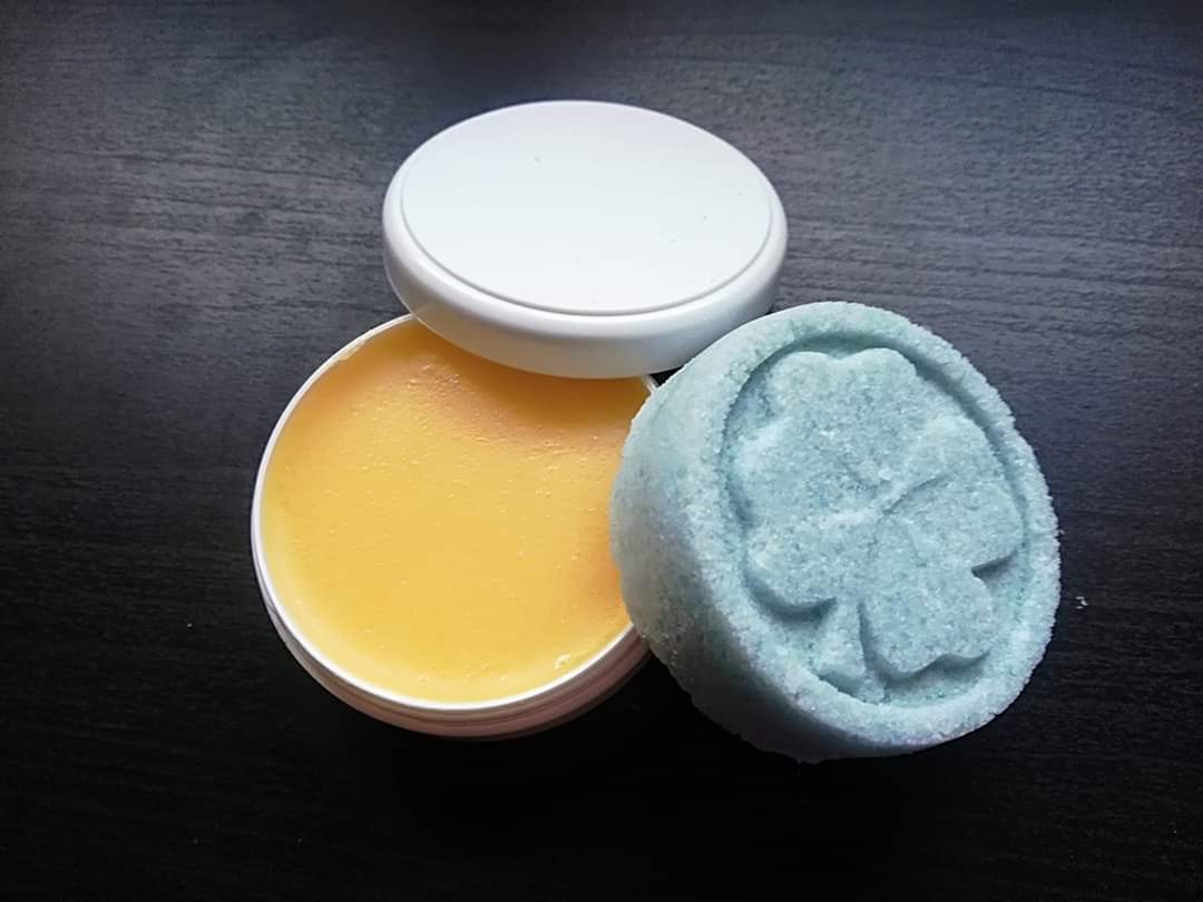 Rosaceae2's tweet photo. Luce unos pies bonitos este verano.

Exfoliante natural, con sal marina, bicarbonato, manteca de cacao y aceitee esencial de lavanda.
Y crema super hidratante para pies de aceites de almendras,  glicerina vegetal, lanolina, manteca de karite y aceites esenciales. https://t.co/8TQWpJsMaw