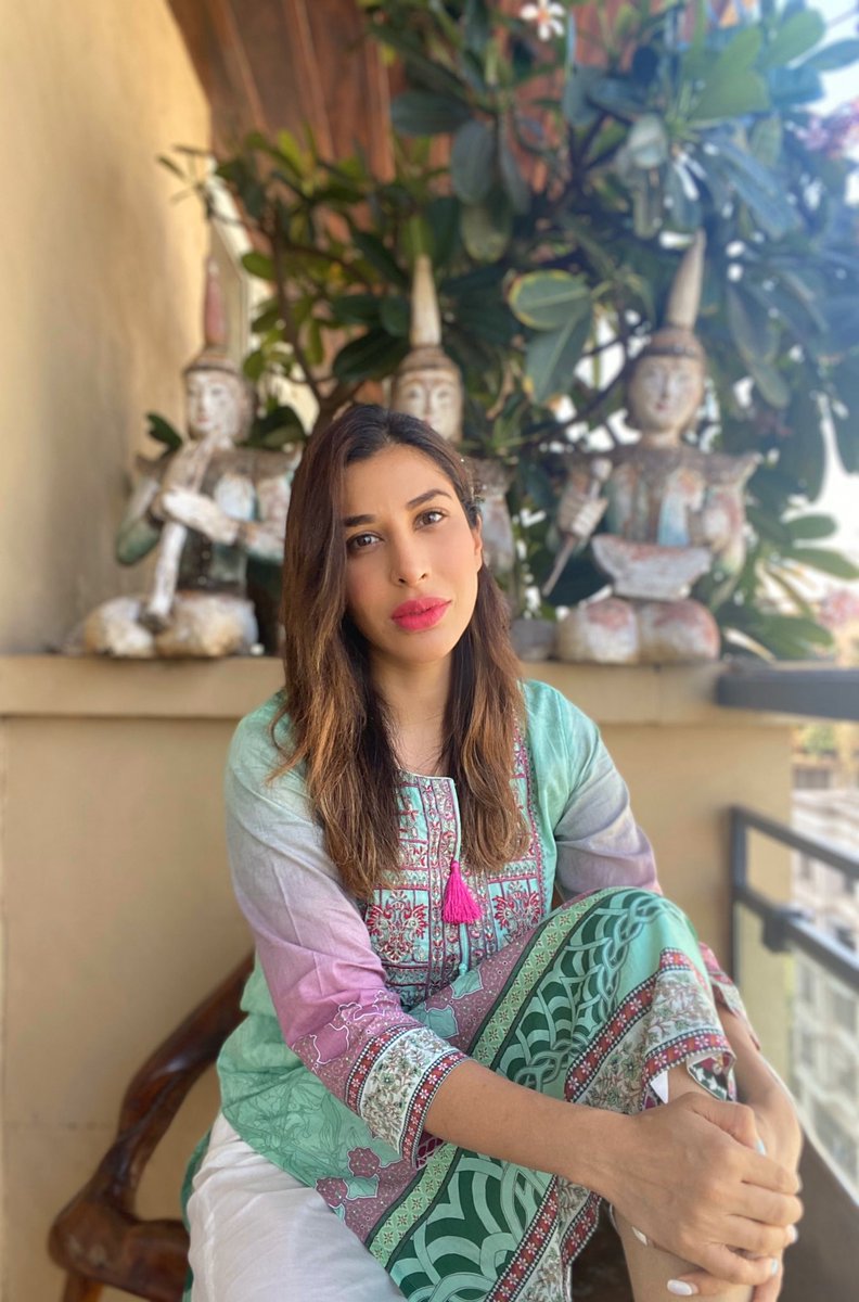 Sophie_Choudry's tweet image. The beauty of solitude💜 (and pretty Indian outfits😌) Speak to your soul, listen to your heart &amp;amp; in the absence of noise, find the answers you are searching for!  #soulsearcher #strengthinsolitude #lockdown #quarantinelife #desigirl