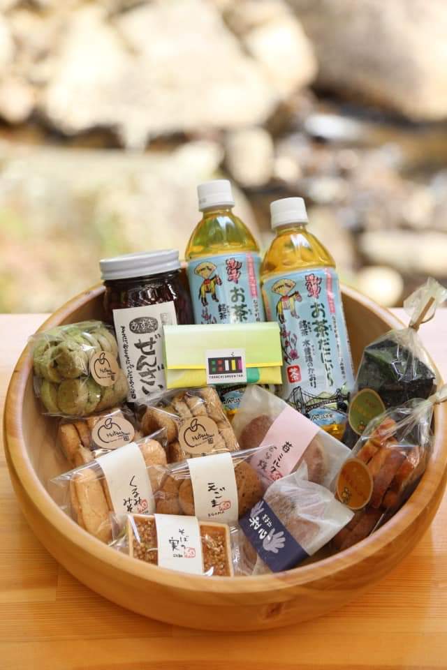OTAKUde1's tweet photo. 『#OTAKUde木曽 vol.2』
お茶菓子道中お宅で木曽の菓子巡りセット😋受付始まりました🤗
#JA木曽南木曽支所
#菓子蔵喜しろう
#BeesBakery
#菓子処和心
#なつやけ工房Mutsumutsu
付録『木曽なかよ氏ドキドキ💗ルーレット』
ご注文詳細👉
https://t.co/S8eC0BguSF
#おうちでながの #kisodani #お取り寄せ https://t.co/nTFoMqN87z