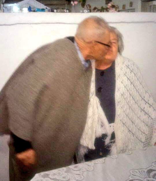¿A quien no le alegra el amor? 
¿A quien no le gusta desvivirse en el amor ?
Quien pudiera ver de nuevo este amor.