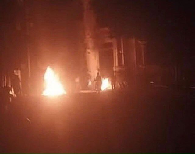 Dimitriyvzla's tweet photo. #ULTIMAHORA en  la grita edo #tachira la gente cansada de los apagones de luz quemo la alcaldía chavista del municipio Jauregui gloria al bravo pueblo  👏🏻👏🏻👏🏻 #Wilexis https://t.co/OCWIHcBevj