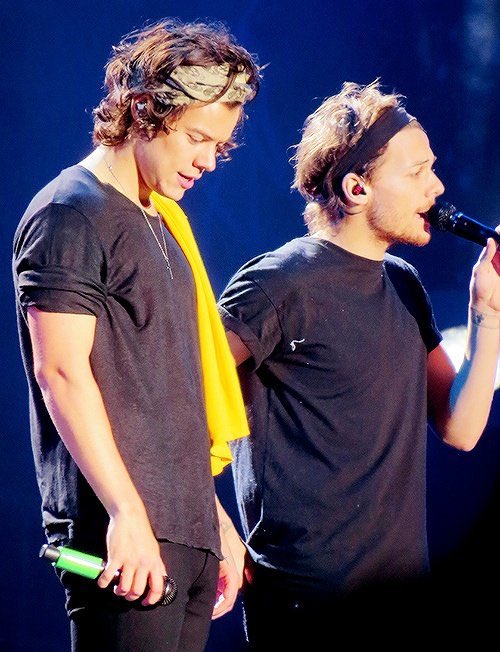 the theory of how harry wanted to grow out his hair and coincidentally, louis started too, to make harry feel more comfortable. true or not, we got headband louis and bandana harry at the same time and that was a blessing.