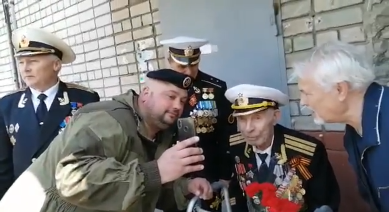 Ульяновские моряки поздравили 92-летнего ветерана Северного флота. Видео ulpressa.ru/mQ7VdVp