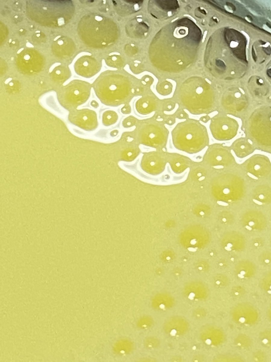 突撃レーザー Lineスタンプ販売中 レモン牛乳の黄色さを世に広く知らしめようと思う レモン牛乳とドライブスルーという組み合わせはそのためにあったのだ 白目 黄色い 白目 これは500mlあるので 多い 白目
